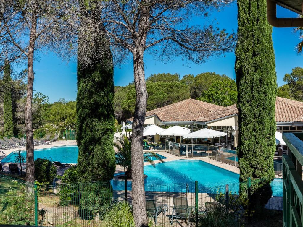 圣拉斐尔加里格爱斯特尔酒店的享有度假村的游泳池景致,