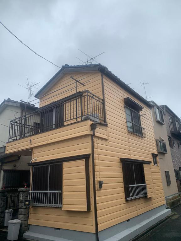 东京仁信小屋的一座木制建筑,其一侧设有阳台