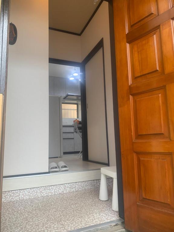 东京仁信小屋的通往带镜子的房间的门