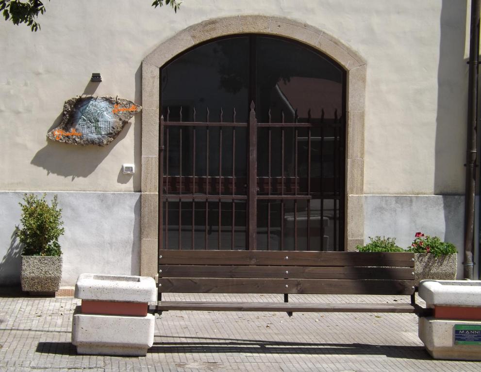塔维亚诺Giardino Nascosto的前方设有长凳的大楼的门