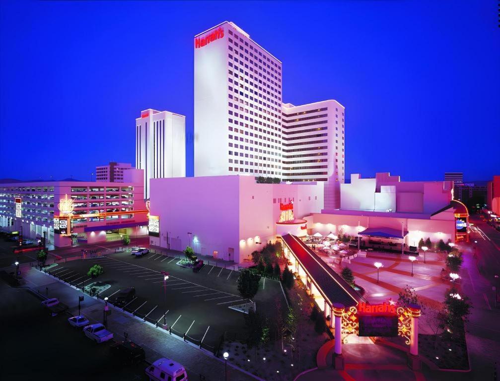 里诺Harrahs Hotel Reno的城市天际线,在晚上有高楼