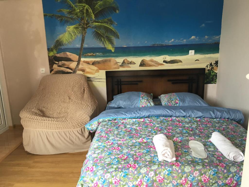 姆茨赫塔普莱米尔酒店的一间卧室配有一张带海滩绘画的床