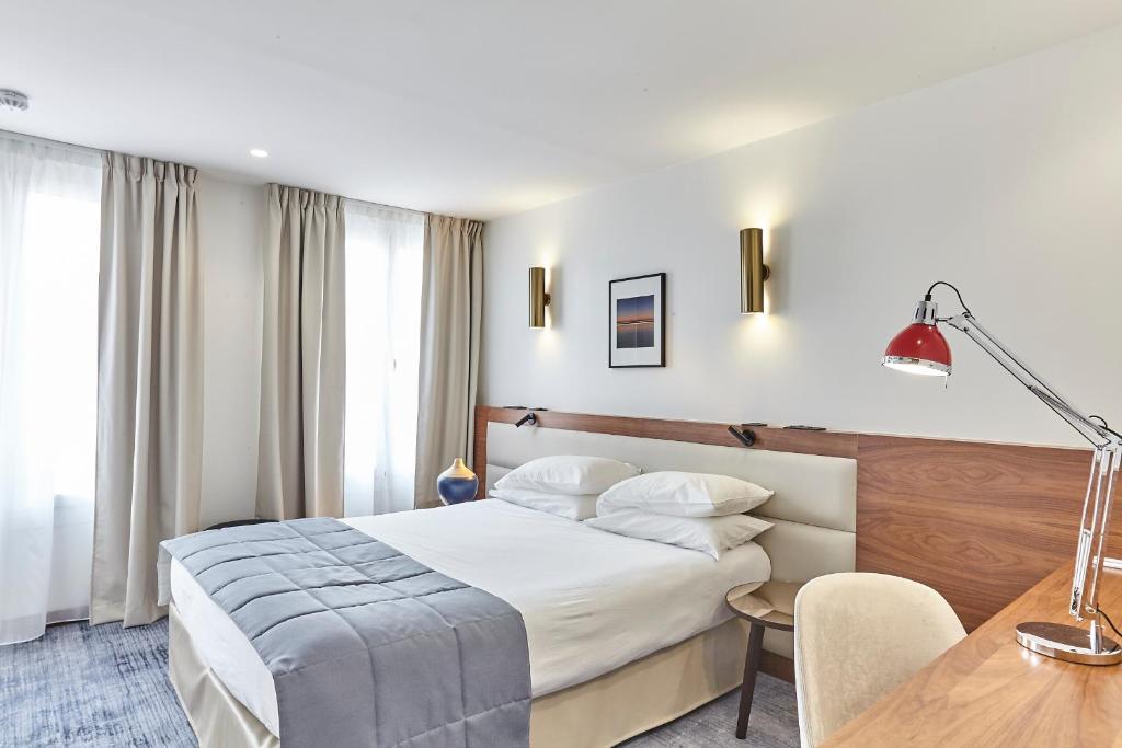 巴黎法尔皇家酒店的配有一张床和一张书桌的酒店客房