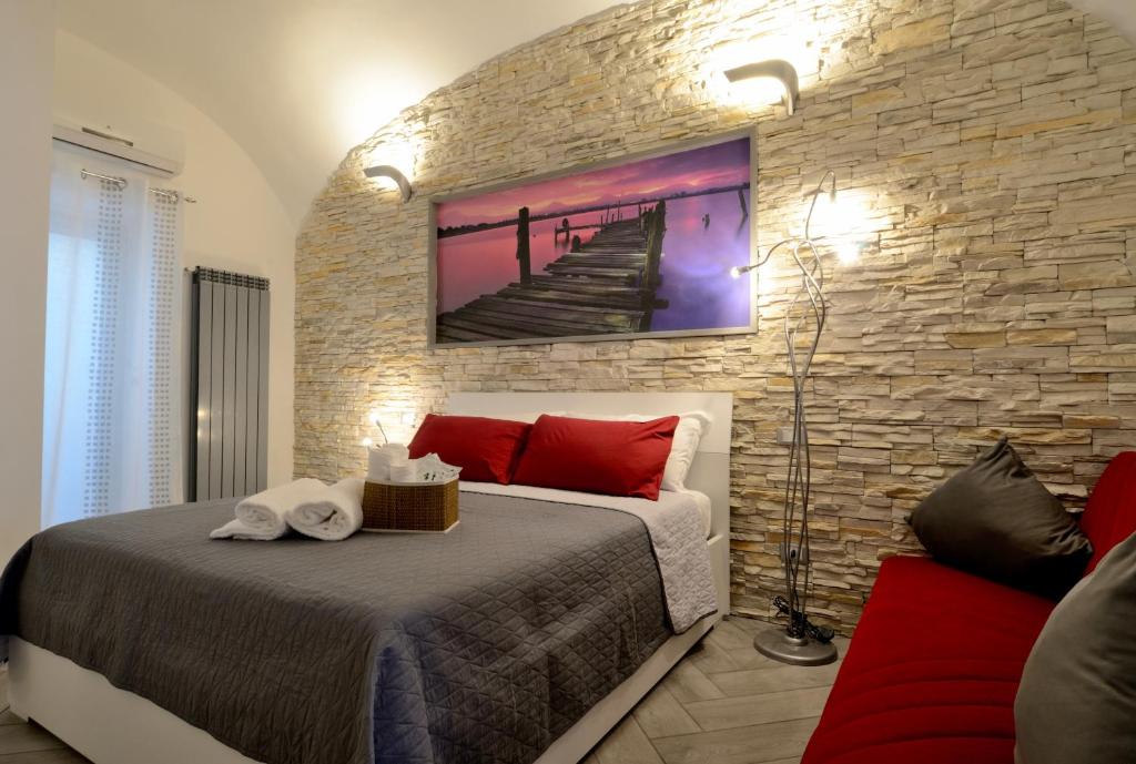 泰尔莫利La Casetta di Mary的一间卧室设有一张床和石墙