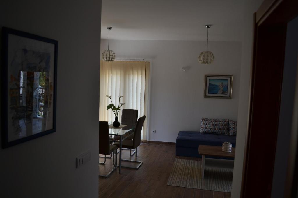 蒂瓦特Apartments Porat的一间带桌子和沙发的客厅以及一间用餐室