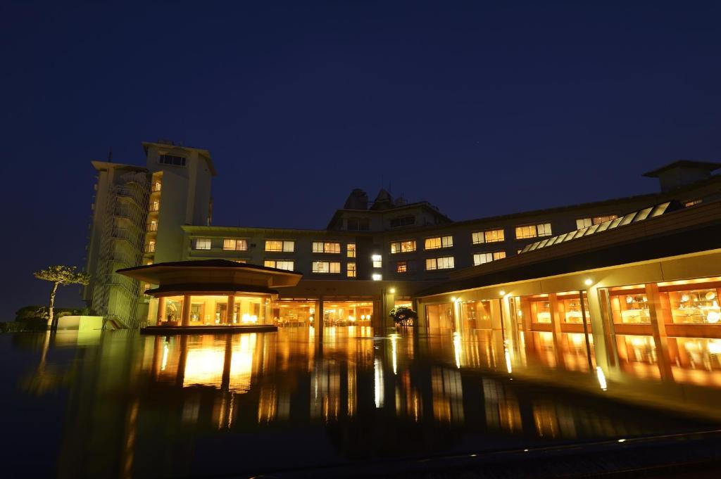 米子市天水凯科大酒店的一座在晚上有灯的大建筑