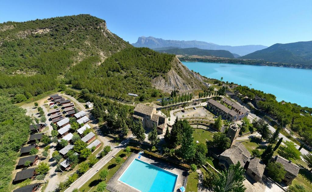 艾因萨Centro de Vacaciones Morillo de Tou - Ainsa的水体旁的度假胜地的空中景观