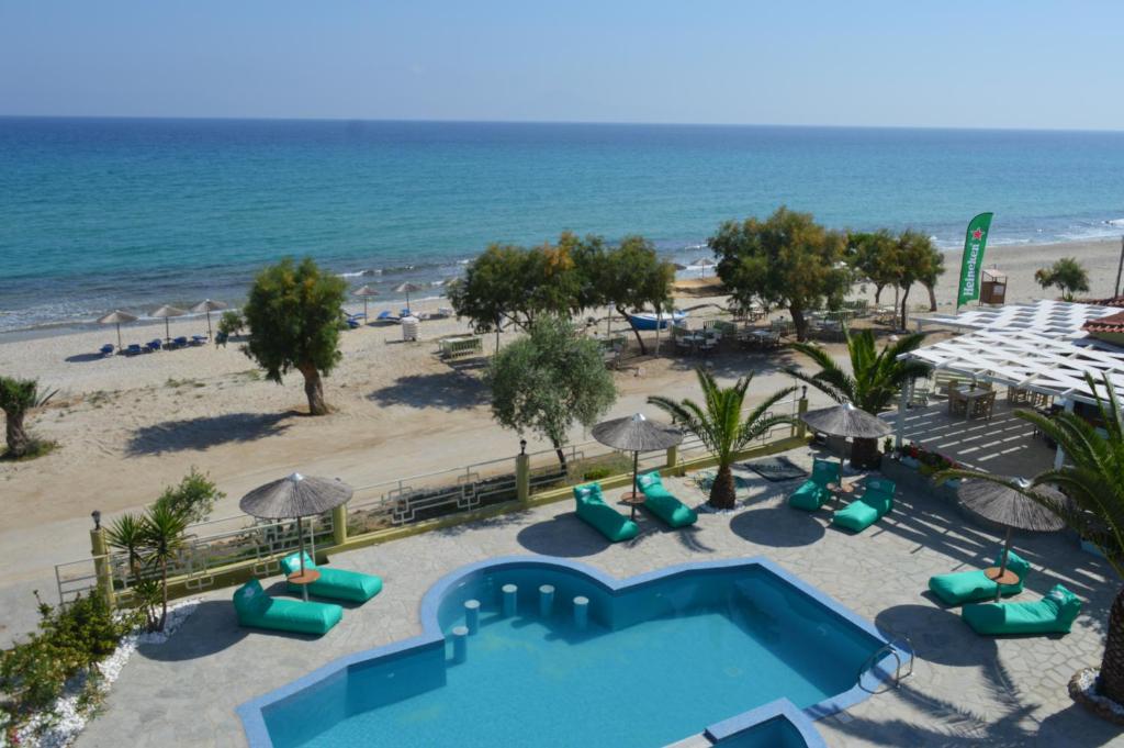 利迈纳里亚Boutique Giannikis By The Beach的享有度假胜地的空中景致,设有游泳池和海滩