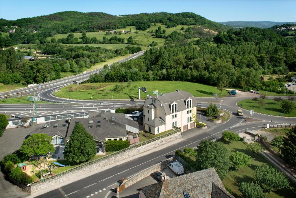 班纳萨克Hôtel-Restaurant Le Calice Du Gevaudan - A75的房屋和道路的空中景观