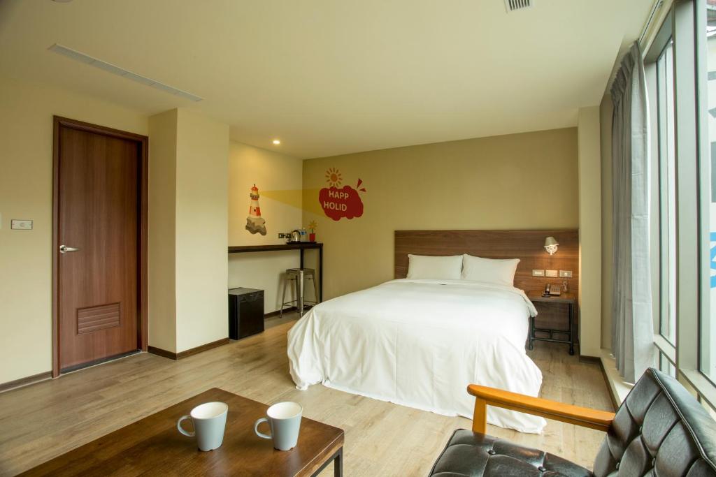 基隆享住旅店-基隆馆的酒店客房,配有床和沙发