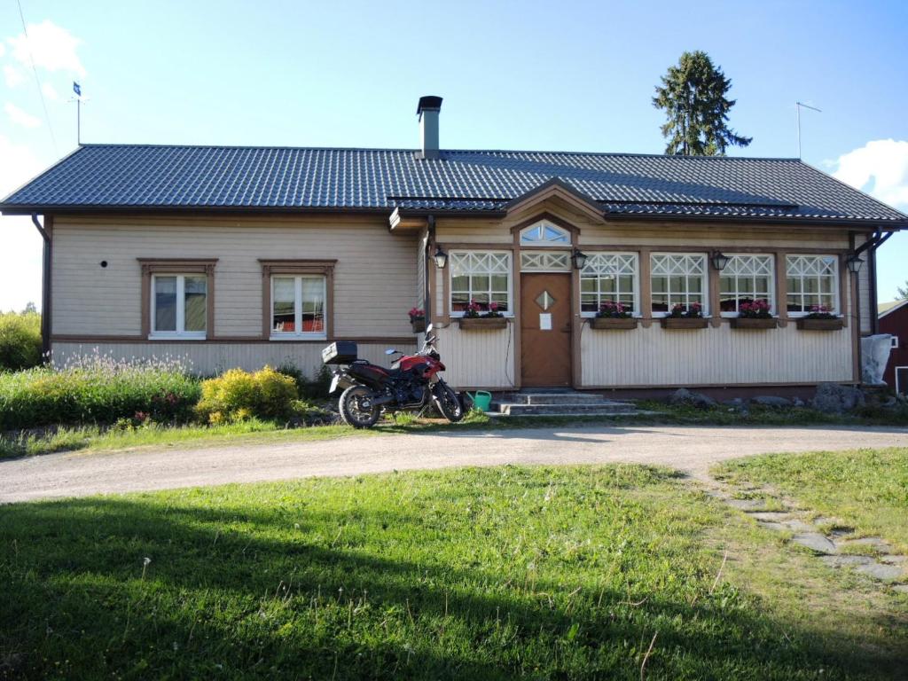 Ristiina图科卡兰T蒂拉住宿加早餐酒店的停在房子前面的摩托车