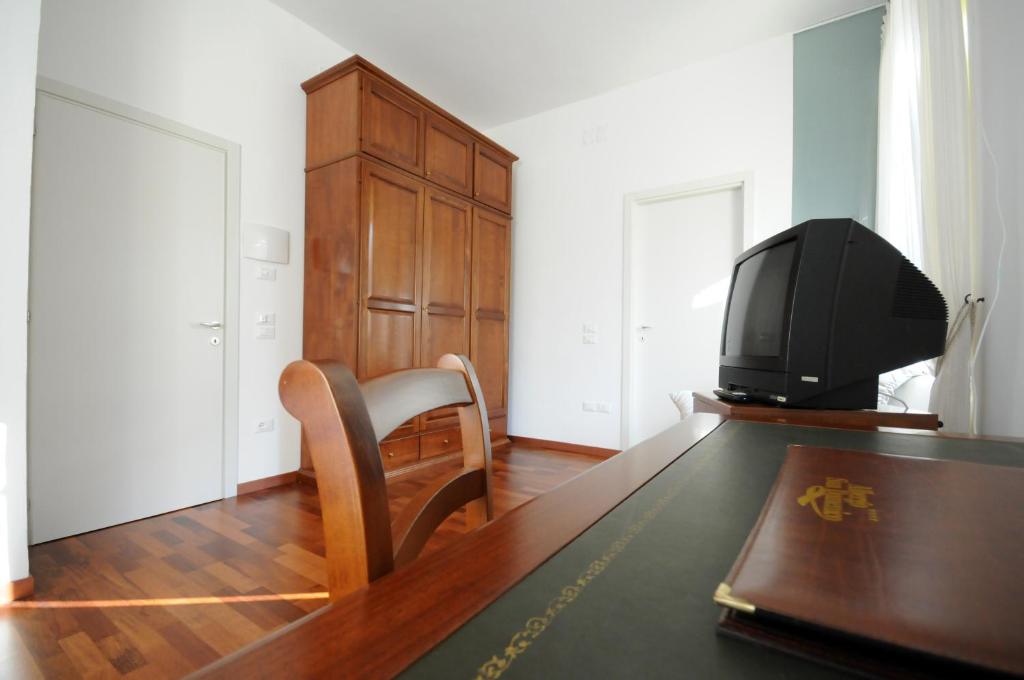 乌尔比诺Guest House Domus Urbino的客厅配有桌子和电视