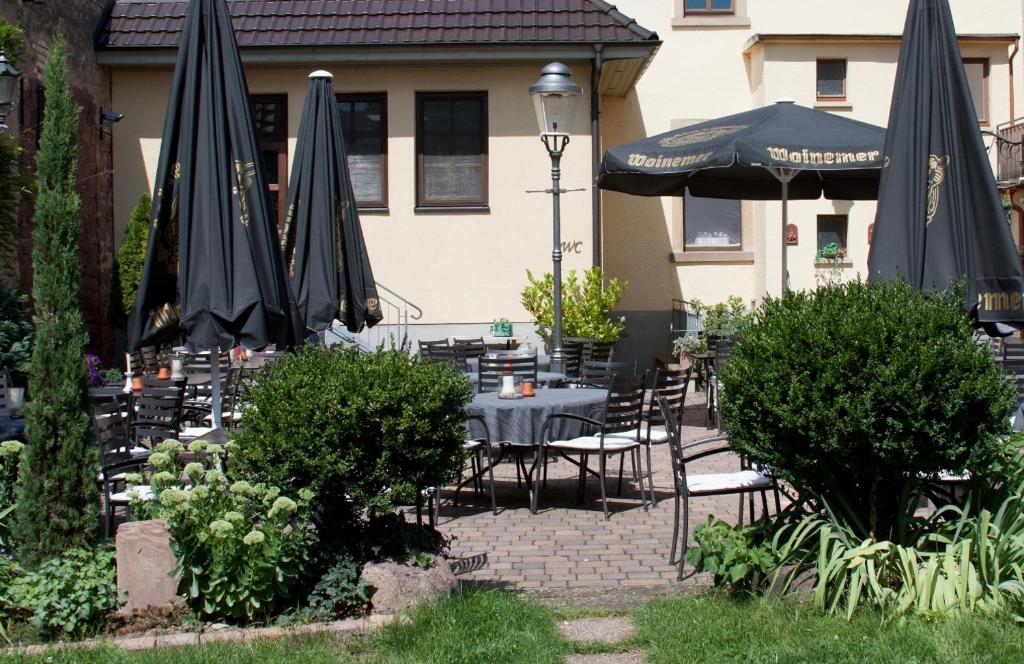 诺斯罗驰林德餐厅及酒店 的天井配有桌子、遮阳伞和椅子