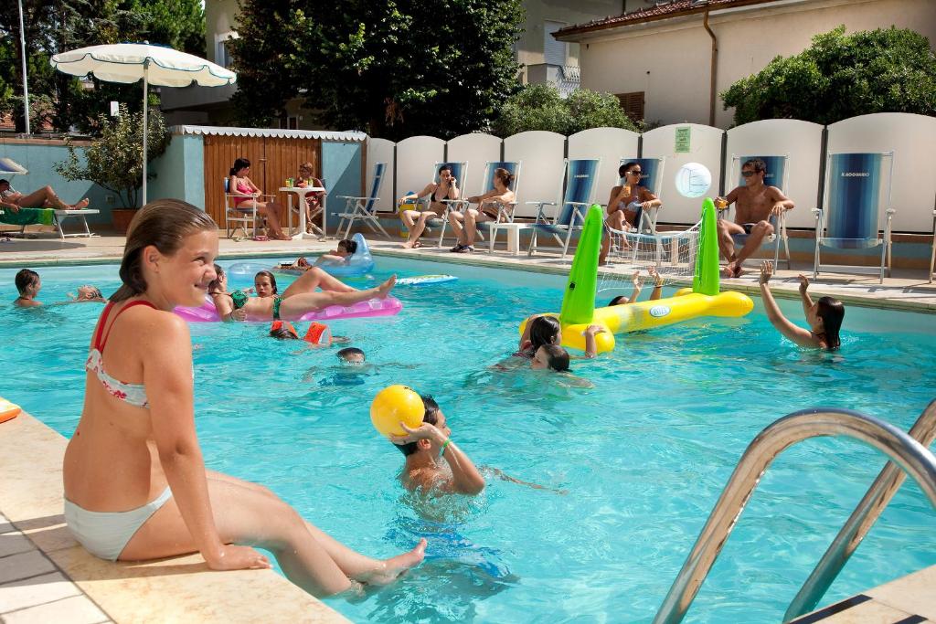 Hotel Acquario内部或周边的泳池