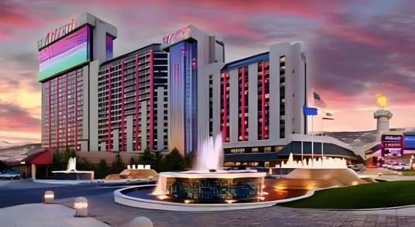 里诺Atlantis Casino Resort Spa的带喷泉的酒店效果图