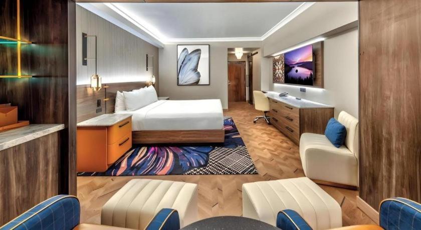 里诺Atlantis Casino Resort Spa的配有床和书桌的酒店房间
