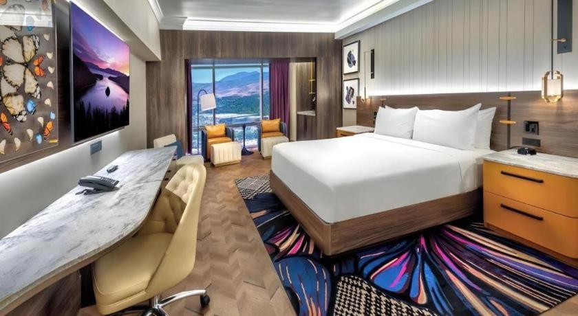 里诺Atlantis Casino Resort Spa的配有床和书桌的酒店房间