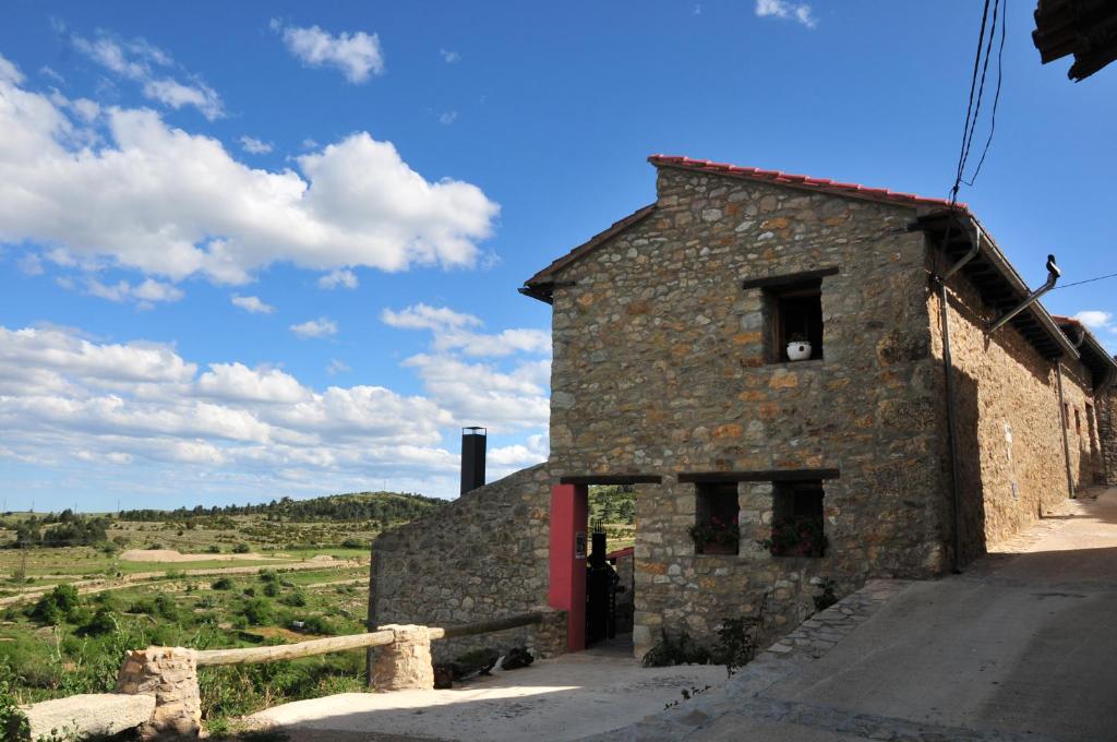 BojarCasa Rural El Boixar - El Mirador的一面有窗户的石头建筑