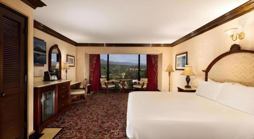 Peppermill Resort Spa Casino客房内的一张或多张床位