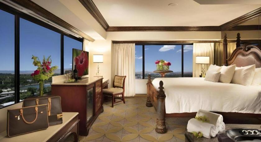 Peppermill Resort Spa Casino客房内的一张或多张床位