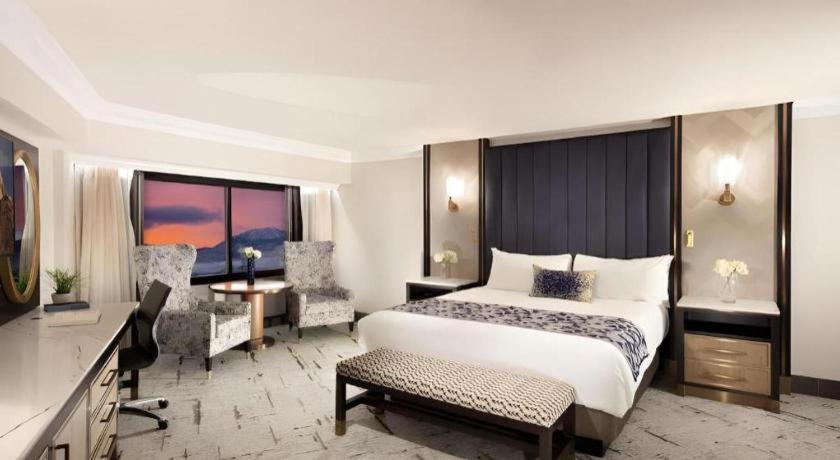 Peppermill Resort Spa Casino客房内的一张或多张床位