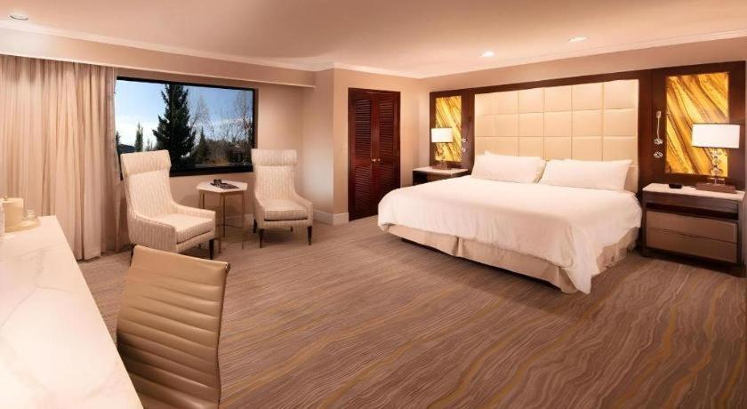 Peppermill Resort Spa Casino客房内的一张或多张床位