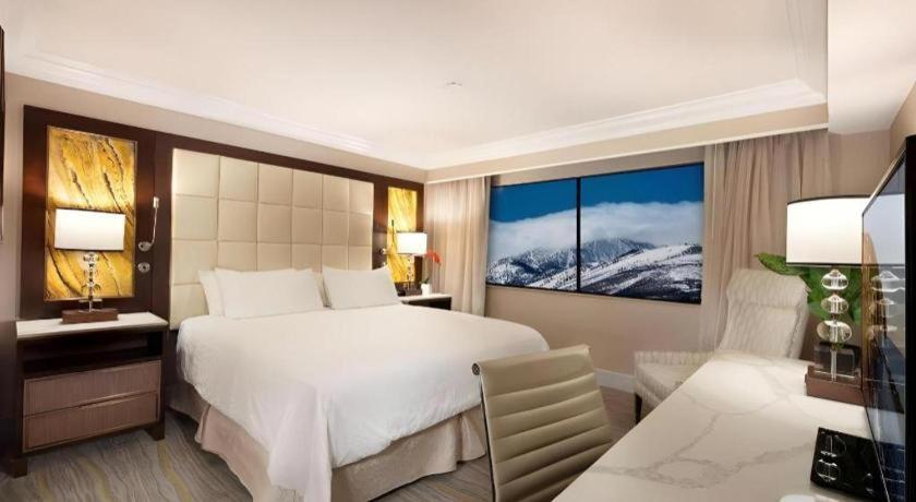 Peppermill Resort Spa Casino客房内的一张或多张床位