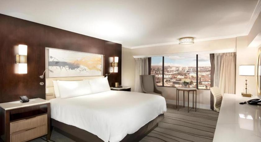 Peppermill Resort Spa Casino客房内的一张或多张床位