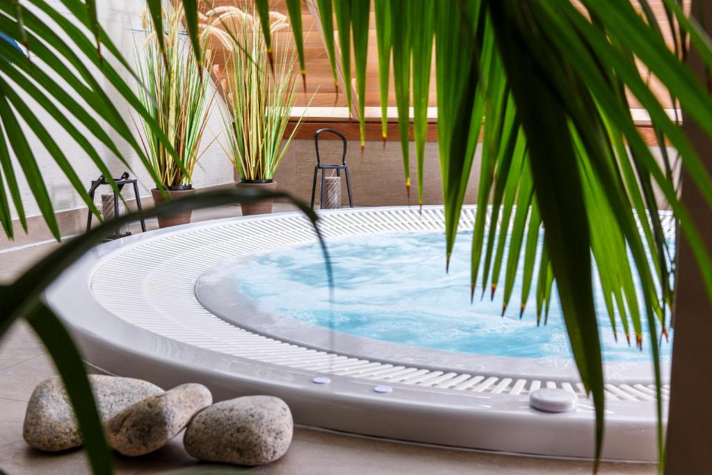 佩罗斯-吉雷克班斯贝斯特韦斯特SPA酒店的植物庭院内的按摩浴缸