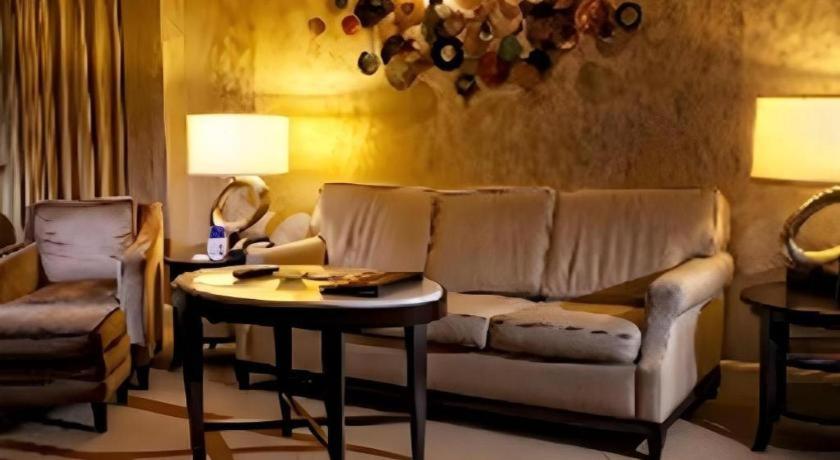 里诺Harrahs Hotel Reno的带沙发和桌子的客厅