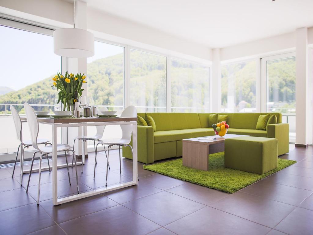 特伦钦温泉镇Villa Irene的客厅配有绿色沙发和桌子
