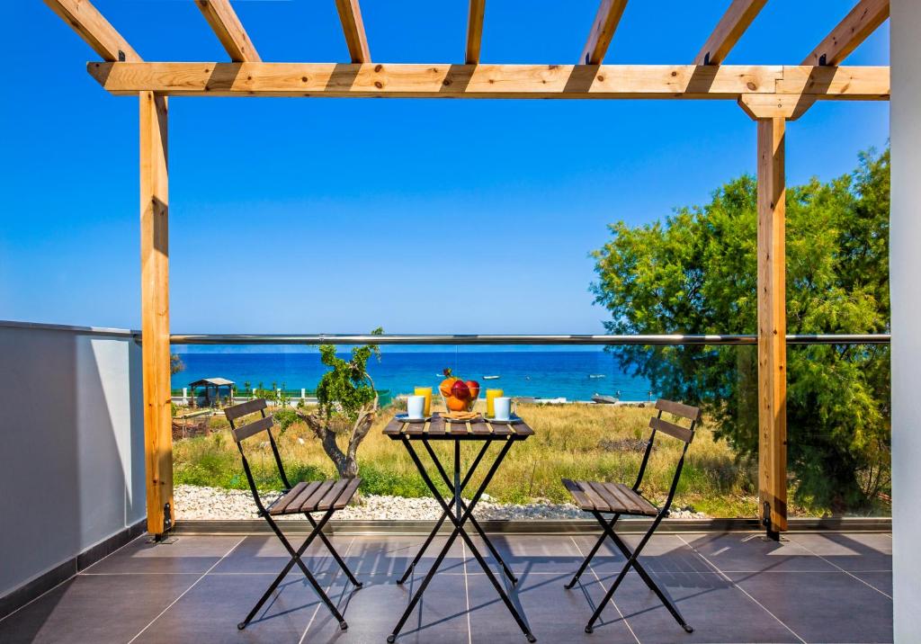 依克希亚Rhodes Sea Villas的海景露台的桌子