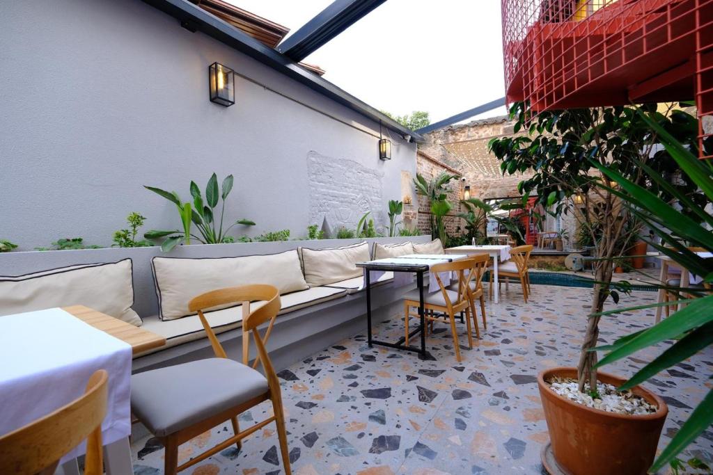 安塔利亚Saye Konak Hotel &#39; Kaleiçi&amp;Oldtown&#39;的天井配有沙发和桌椅