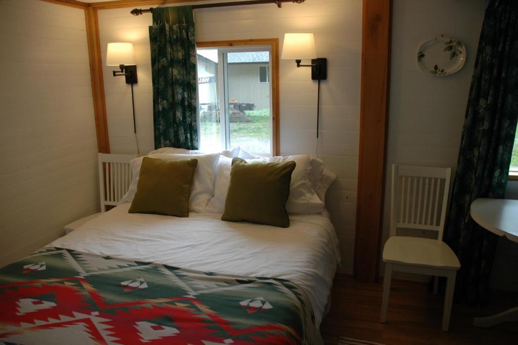 克利尔沃特Gurus Of Gravel Bike Retreat Guest Cabin的一个小房间的一个床位,设有窗户