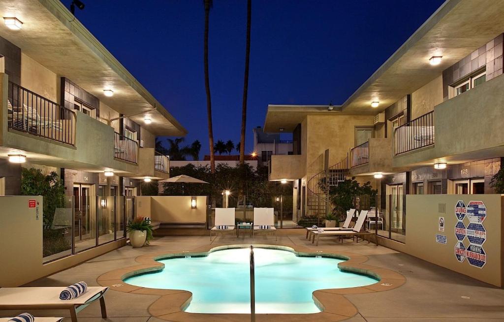 棕榈泉7斯普林斯旅馆&套房酒店的一座建筑物的庭院里的一个游泳池