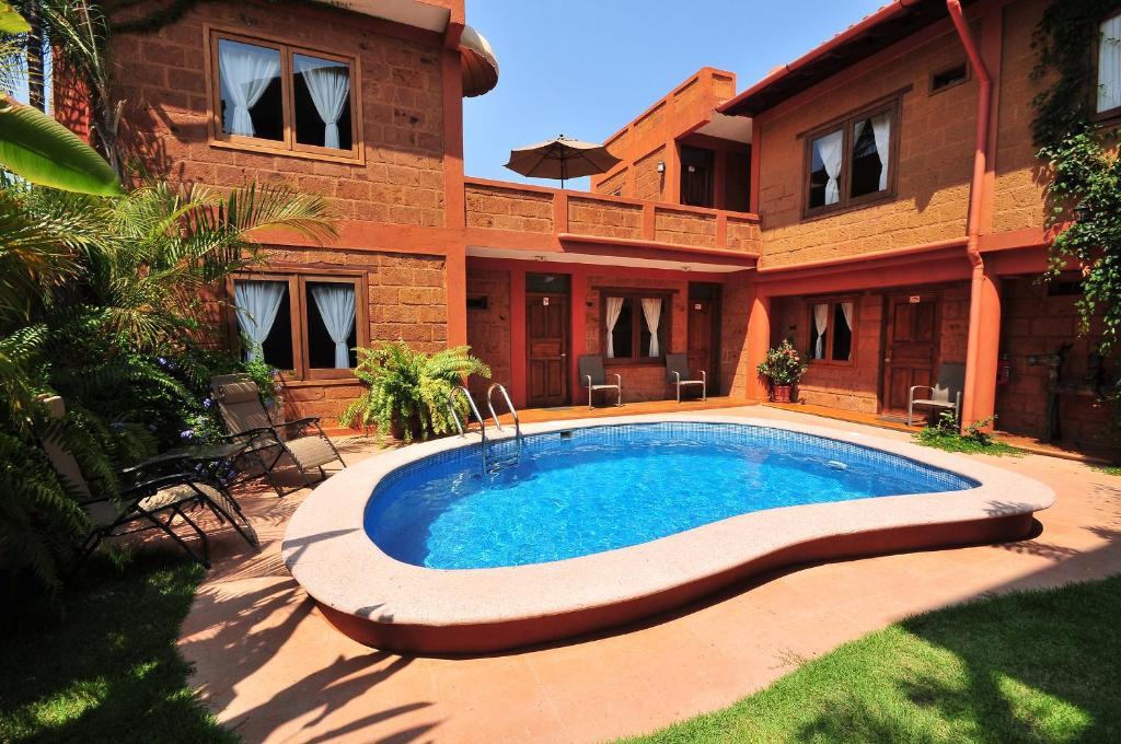 圣法兰西斯克Hotel Casa San Pancho的房屋前的游泳池