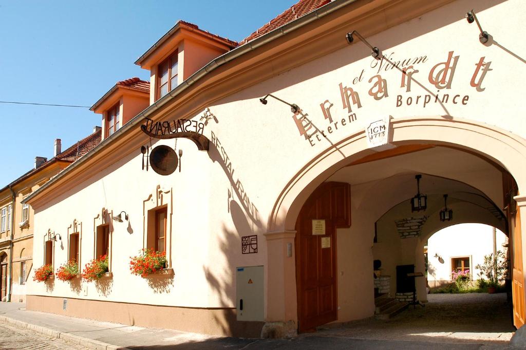 索普隆尔哈德潘兹奥酒店的街道上带有拱门的建筑