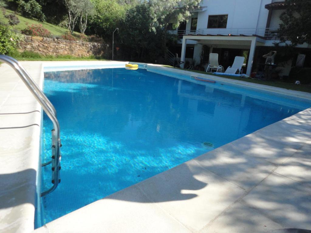 贡多马尔Cork Tree Villa的一座房子前面的蓝色海水游泳池