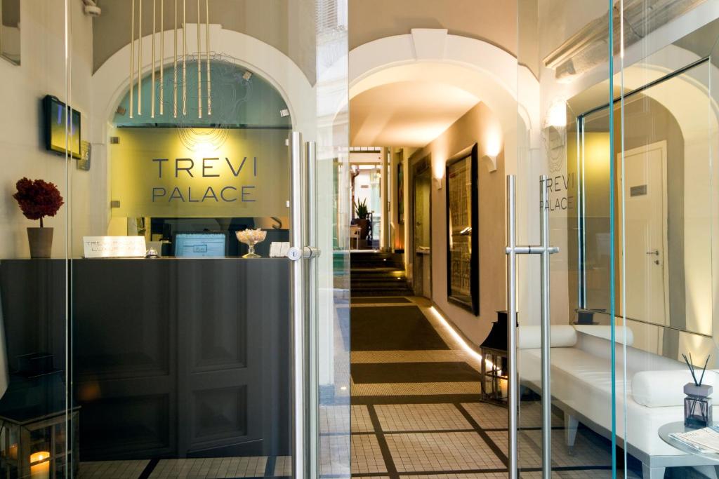 罗马特雷维宫奢华酒店的建筑物的走廊,上面有读 ⁇ 宫的标志