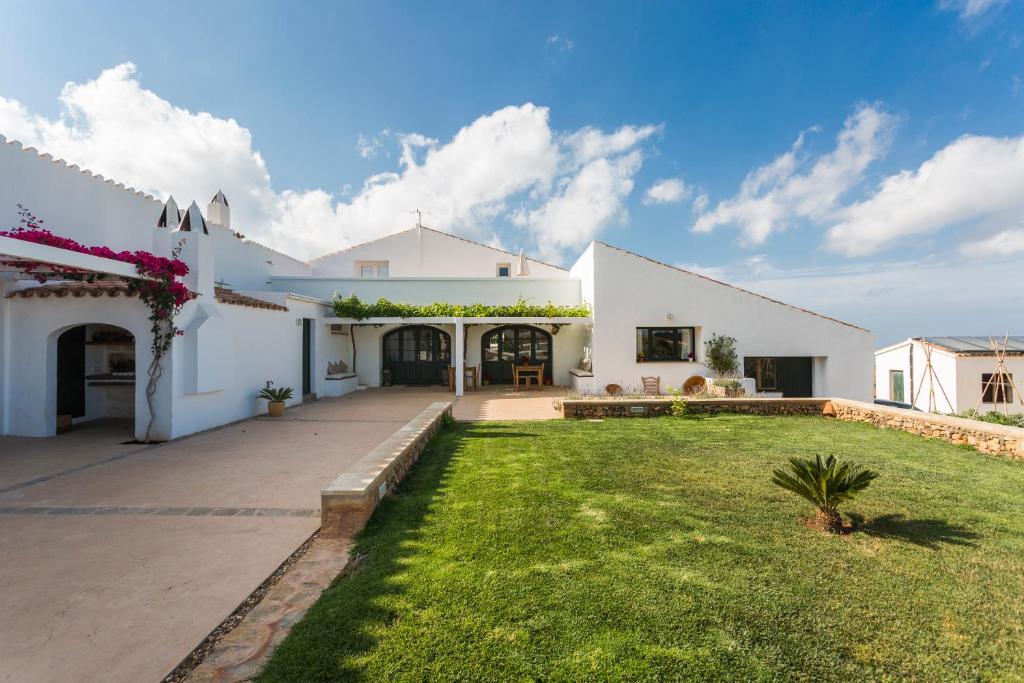 桑比韦斯梅诺卡旅馆 - 仅限成人入住外面的花园