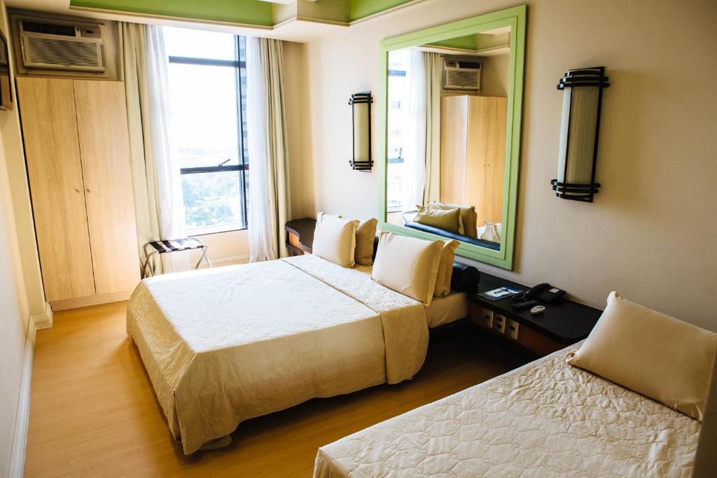 里约热内卢钻石酒店的酒店客房,设有两张床和镜子