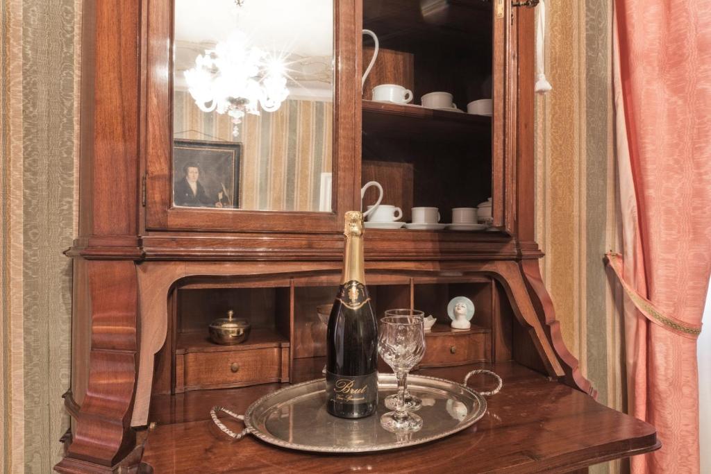 威尼斯里阿尔托圣利奥大厅公寓的一瓶葡萄酒和一张桌子上的一杯