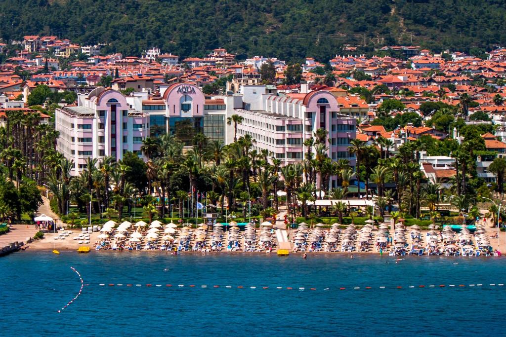 马尔马里斯水上酒店的享有海滩美景,设有遮阳伞和度假村