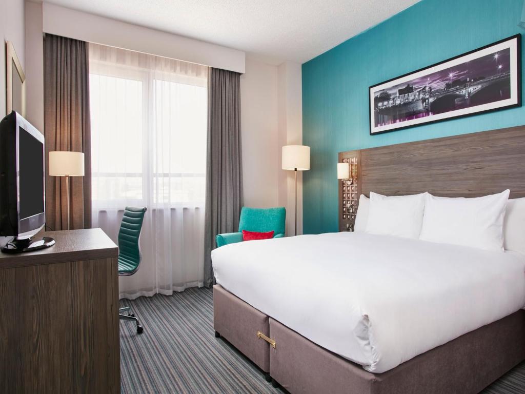 诺丁汉Leonardo Hotel Nottingham的酒店客房设有一张大床和一台电视机。