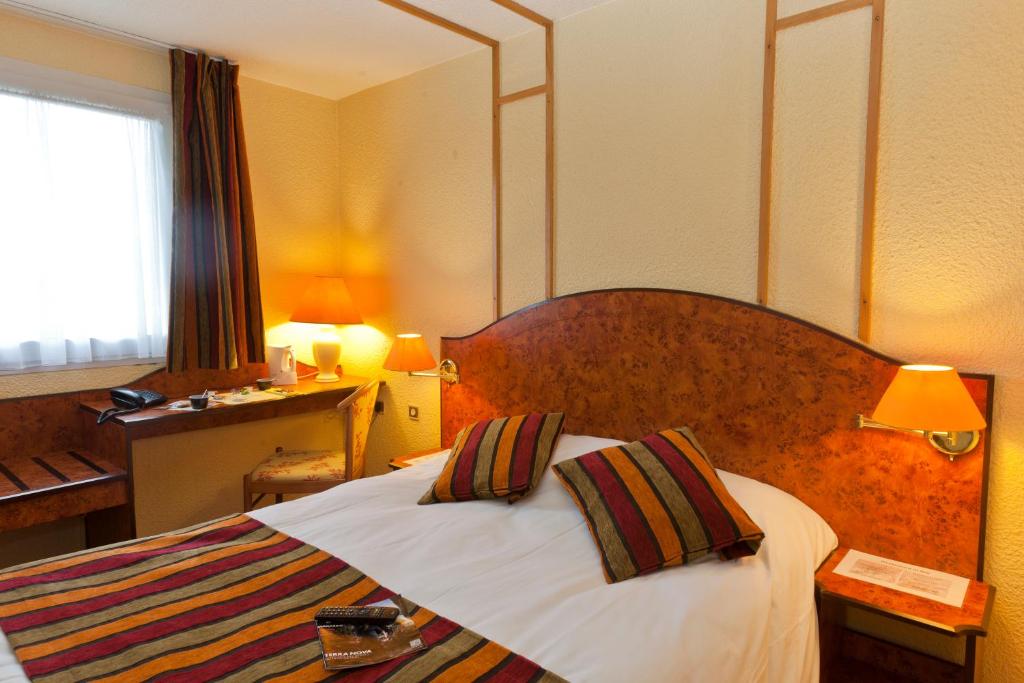 加来Logis Cottage Hôtel的酒店的客房 - 带两张枕头的床