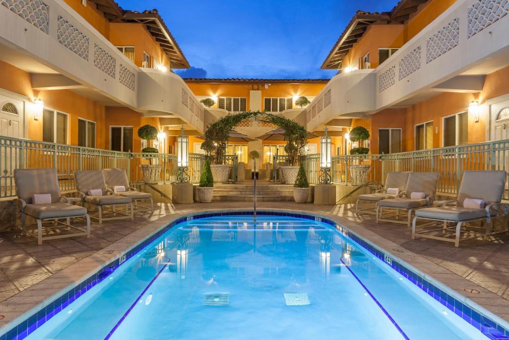 迈阿密海滩太阳海港精品酒店的房屋中间的游泳池
