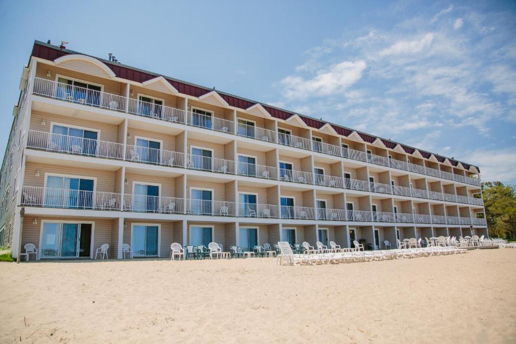 特拉弗斯城海岸度假酒店的海滩上的酒店,配有桌椅