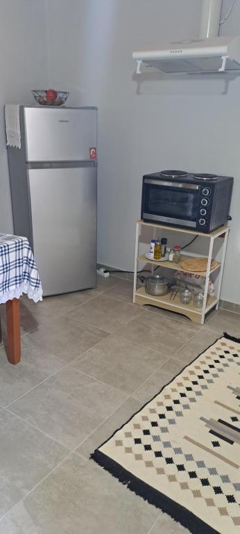 Πέτρινο Αλώνι的厨房或小厨房