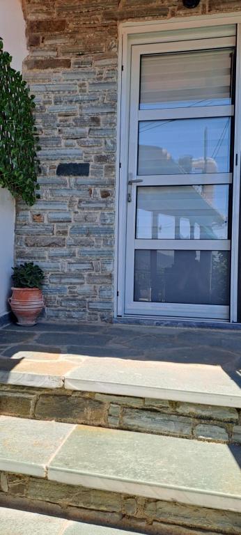 PanayíaΠέτρινο Αλώνι的房屋前门,带窗户