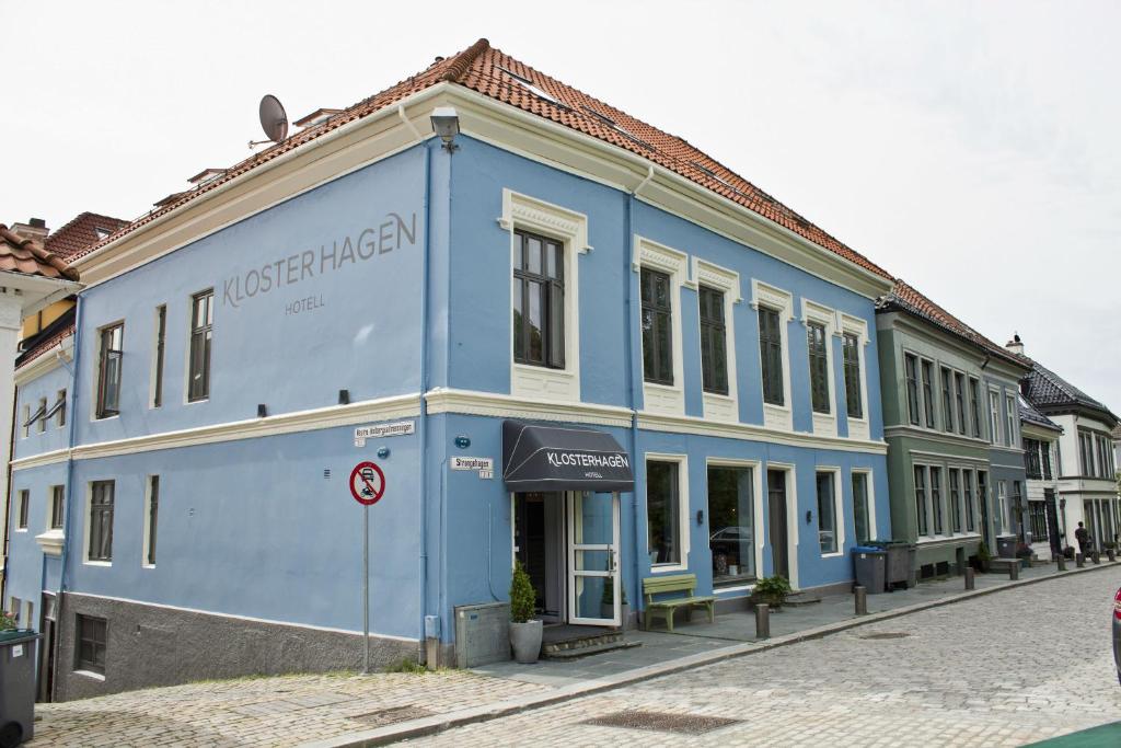 卑尔根克劳斯特哈根酒店的街道边的蓝色建筑